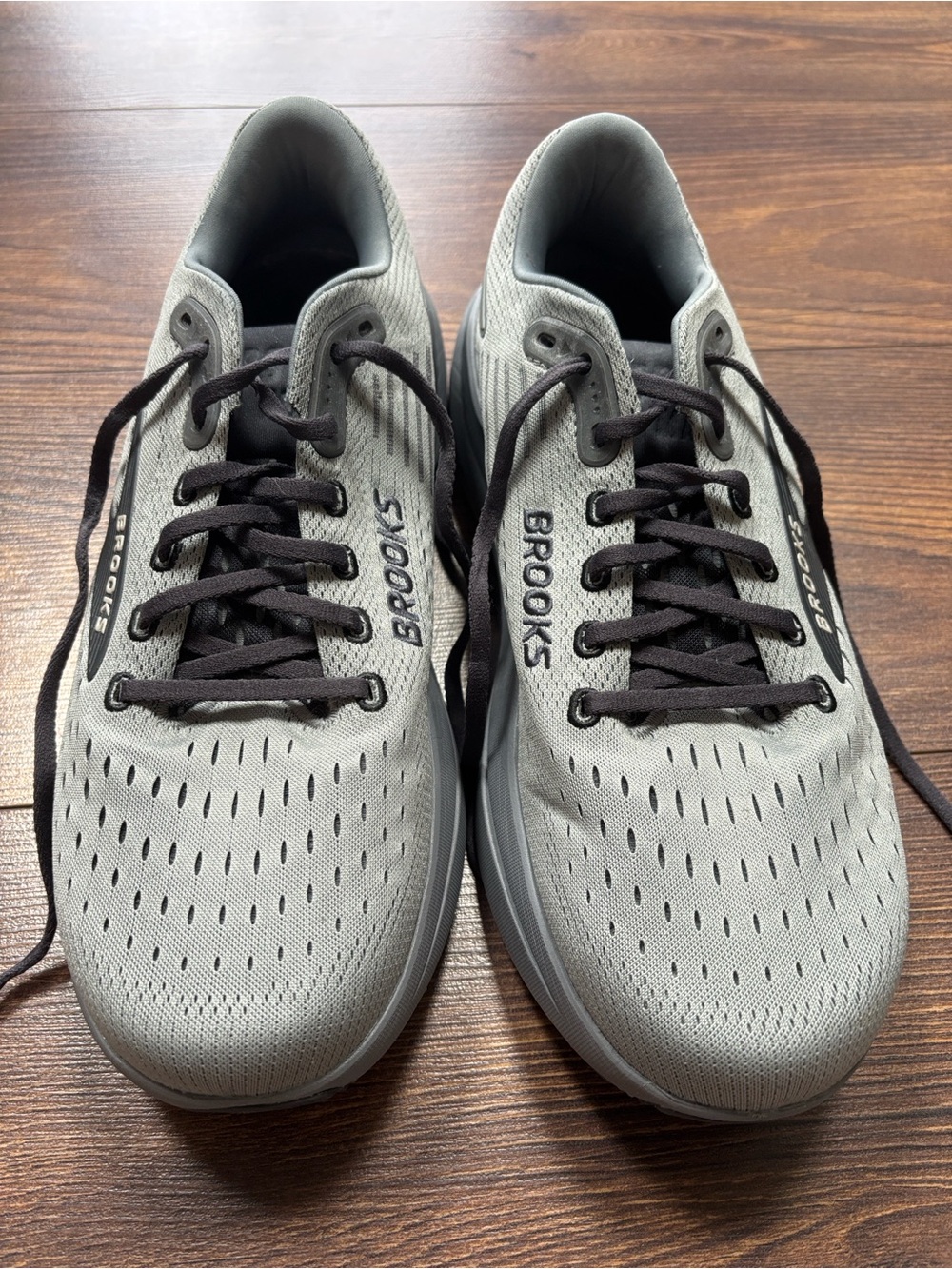 Brooks Men's Light Gray Athletic Running Shoes
